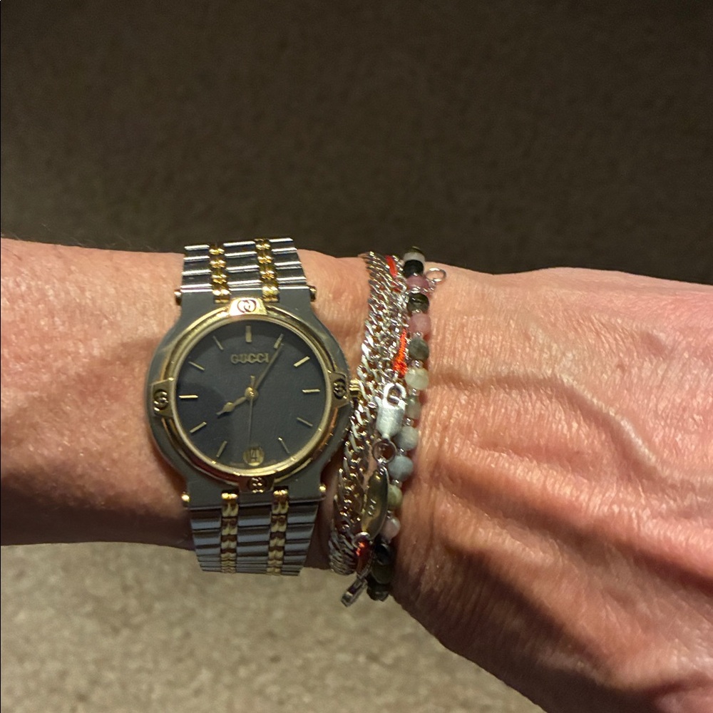 Gorgeous vintage Gucci watch. Feels like butter when on wrist! Make offer! - Picture 10 of 11